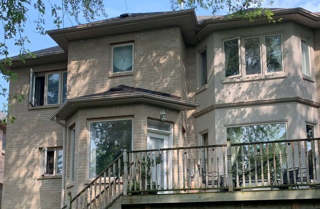 Cozy 2 Bed suite in central North York (close to Subway)