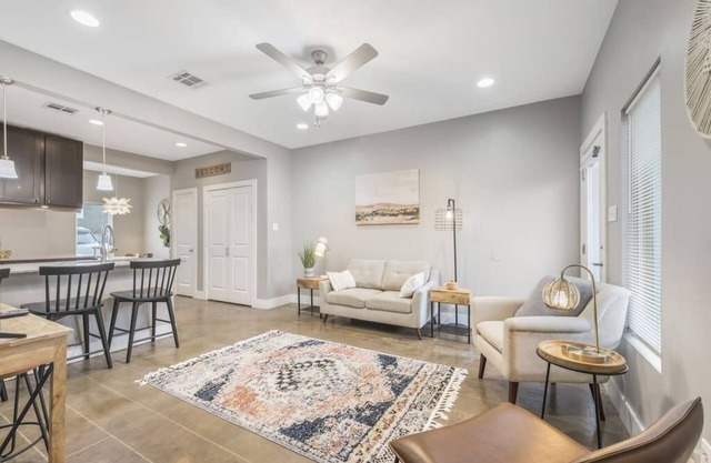 Cozy 2 Bed Townhome near the Hospital