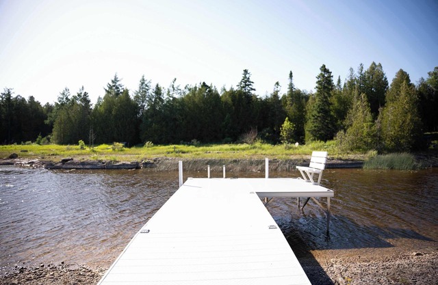 Cozy 2‑Bed Waterfront Cabin | Near Bruce Peninsula