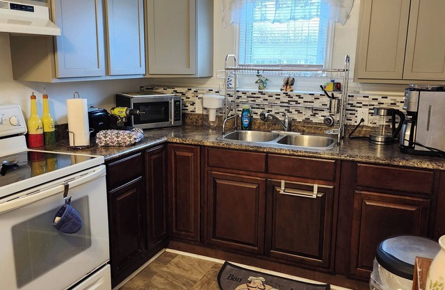 Cozy 2 bedroom apartment with WiFi, parking, washer and dryer & comfortable beds