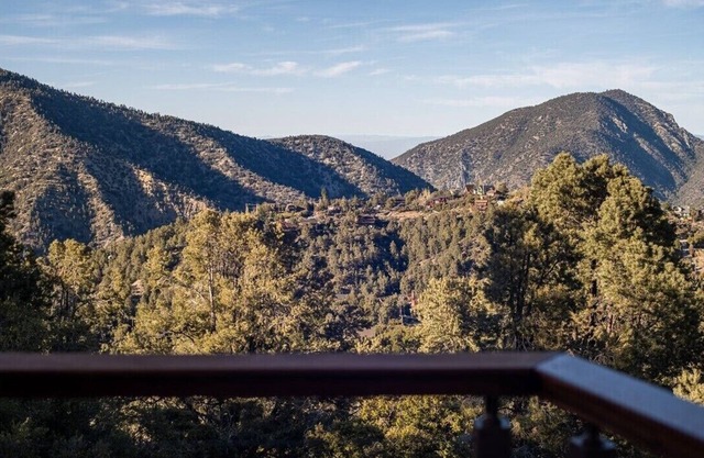 Cozy 2 Bedroom Cabin In Pine Mountain Club With Breathtaking View!