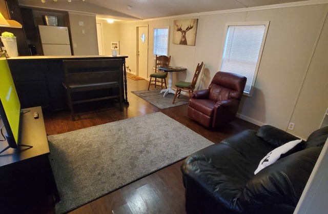 Cozy 2-bedroom mobile home with AC/Heat WiFi-Close to interstate!