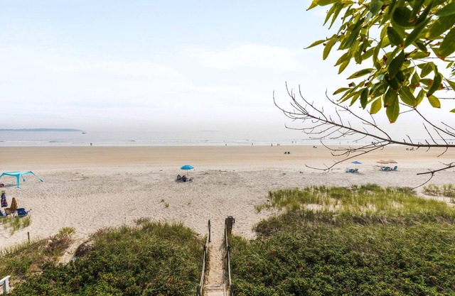 Cozy 2 bedroom with beach access!