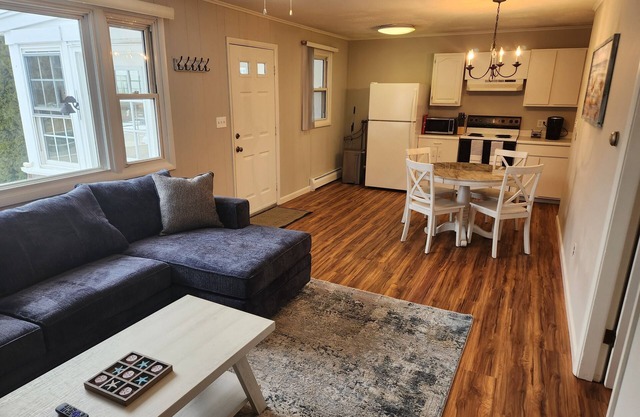 Cozy 2-bedroom, 1-bathroom condo, two short blocks from the beach!