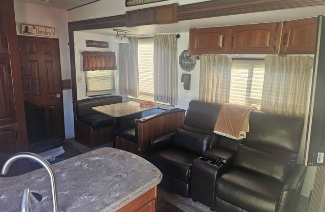 Cozy 2-bedroom, 1.5 bath RV with outdoor kitchen, 3.5 miles from Wolf Creek Dam