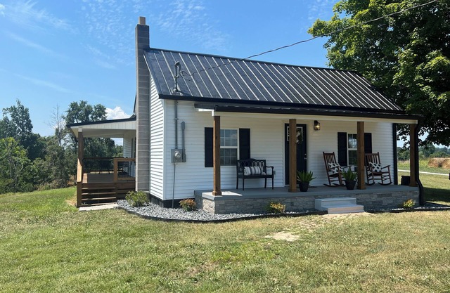 Cozy 2 bedroom/2 bath house located near lake with lots of privacy and parking!