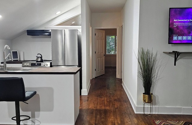Cozy 2 Bedroom 2 Bath Guest House on the Lake - BBQ in the Park-Like Setting