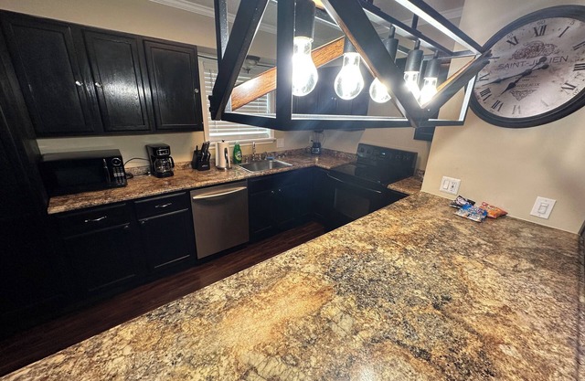 Cozy 2 bedroom 2 Bathroom House!Close to great food and entertainment!
