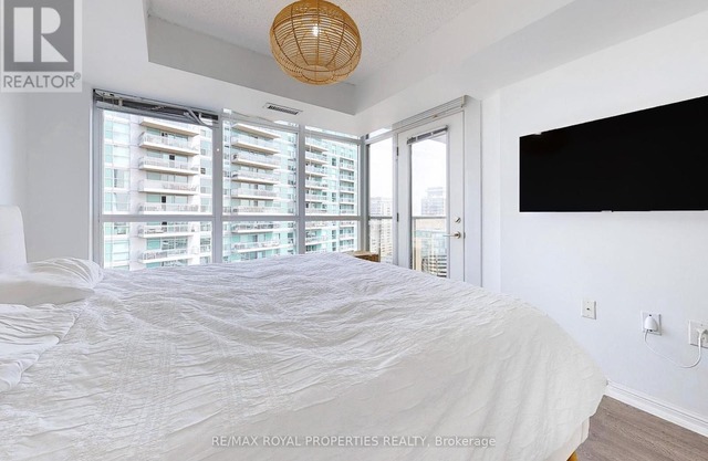 Cozy 2-bedroom 2 bathroom apartment with fitness room, WiFi in Downtown Toronto