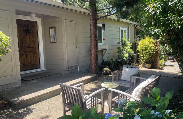 Cozy 2-bedroom 2- bathroom house with beautiful garden / great location!