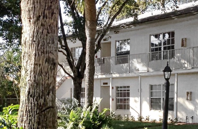 COZY 2 BEDROOM 2 BATH APT NEAR CORAL RIDEG MALL !- CORAL SPRINGS FL
