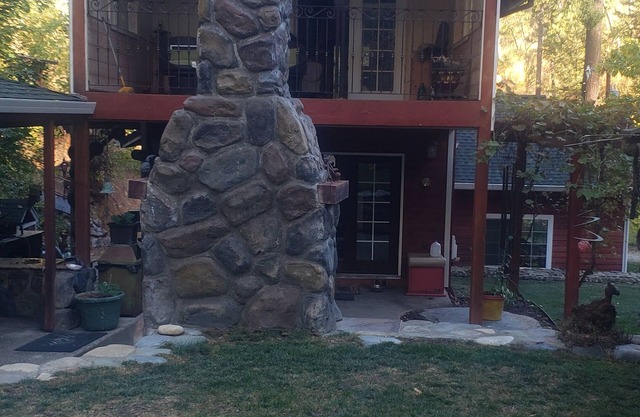 Cozy 2-bedroom,2bath house in enjoyable Redding with WiFi, AC. 2 creeks