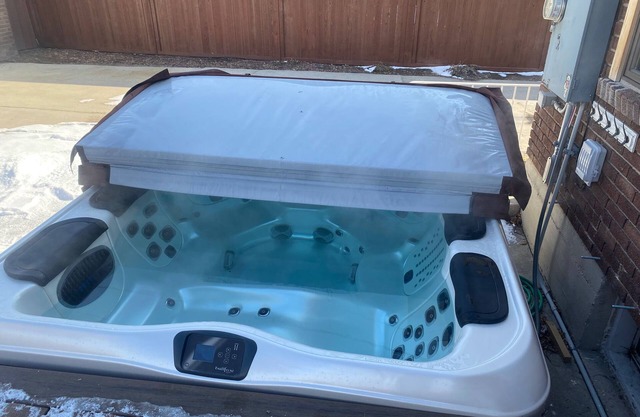 Cozy 2-bedroom apartment in SLC, UT with a hot tub, massage chair & garden