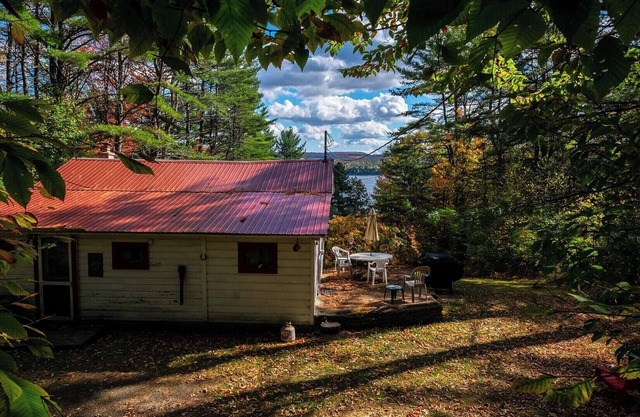 Cozy 2-bedroom Adirondack cabin at tranquil Great Sacandaga Lake w/WiFi