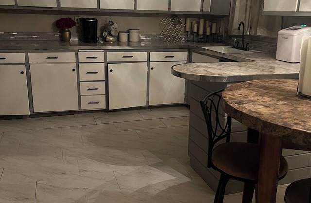 Cozy 2-bedroom apartment in wonderful West Hartford with WiFi and parking