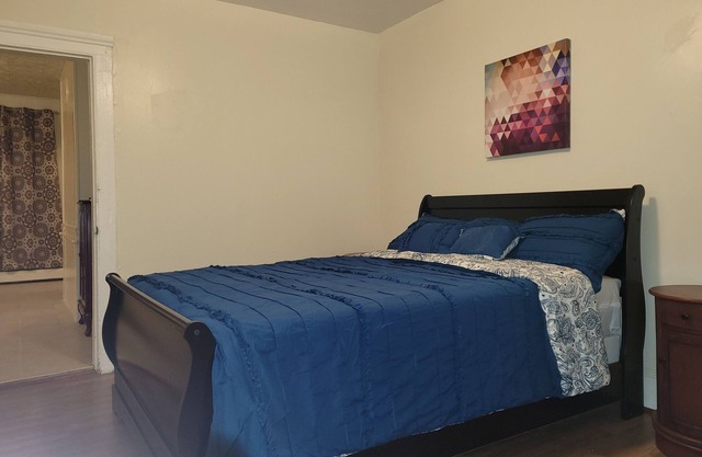 Cozy 2-bedroom apartment in Bridgeport with WiFi, AC Heat, washer dryer, Parking