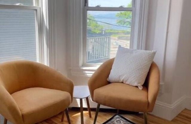 Cozy 2 Bedroom Apartment Overlooking Park