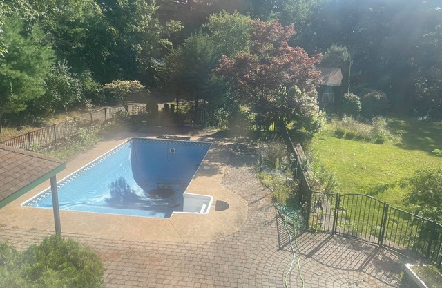 Cozy 2-bedroom apartment in tranquil Leicester with WiFi, AC, fitness room
