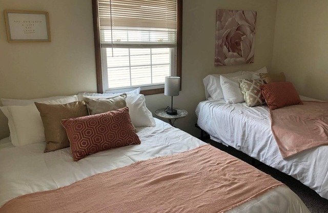 Cozy 2-Bedroom Apartment - Close To It All!