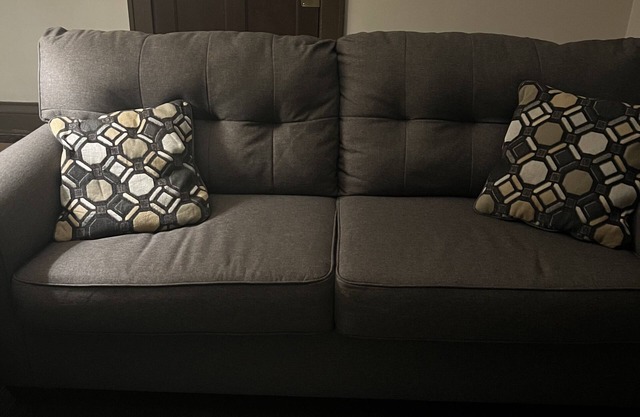 Cozy 2 bedroom apartment near Strong Memorial Museum and restaurants/stores.