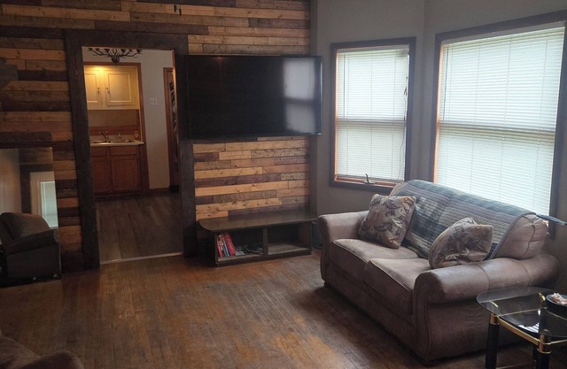 Cozy 2-bedroom apartment with WiFi, AC in Bessemer