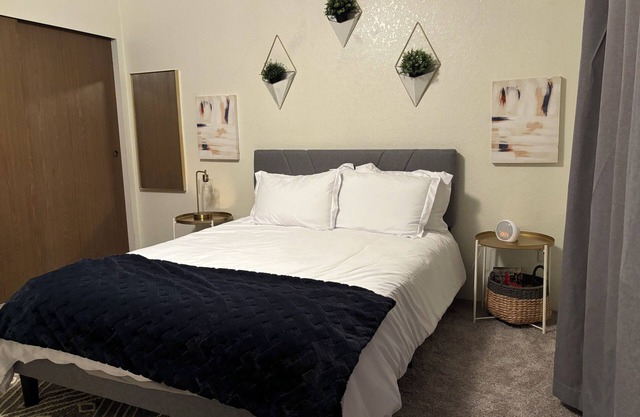 Cozy 2-bedroom apartment in charming Burien with WiFi near SeaTac airport