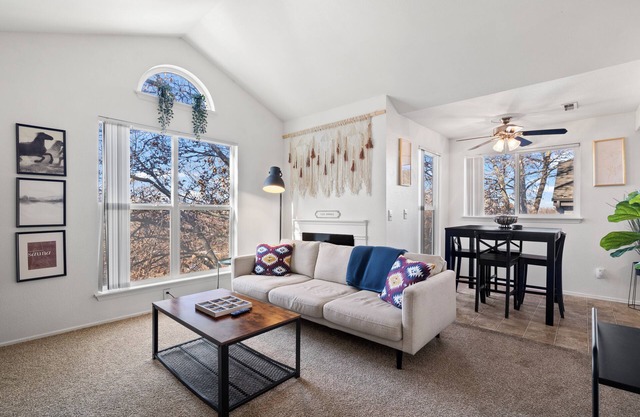 Cozy 2-bedroom apartment with hot tub & pool in charming Sandy