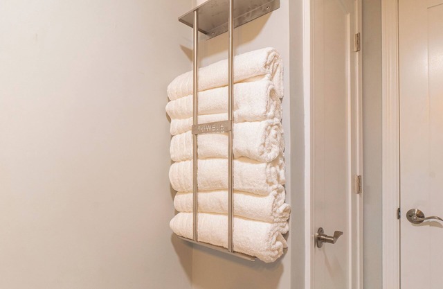 Cozy 2-bedroom apartment near Boston with free Wi-Fi, parking, laundry & dryer