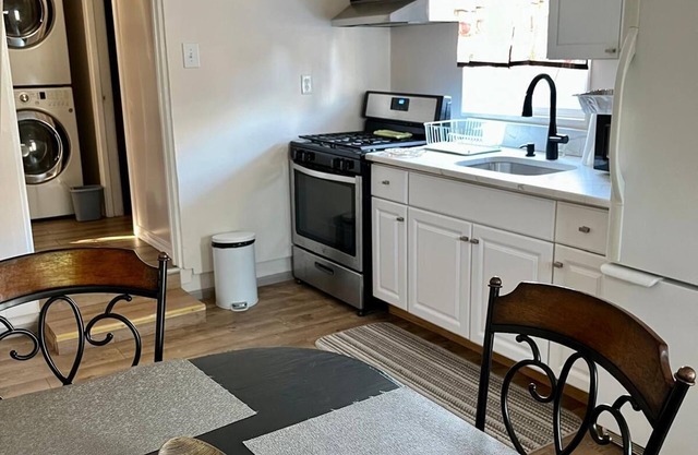 Cozy 2-bedroom apartment in delightful SeaTac with AC, WiFi