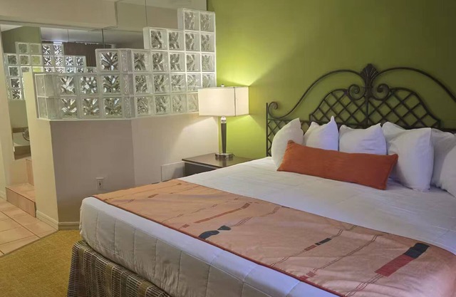 Cozy 2-bedroom apartment in charming Weston with AC, fitness room