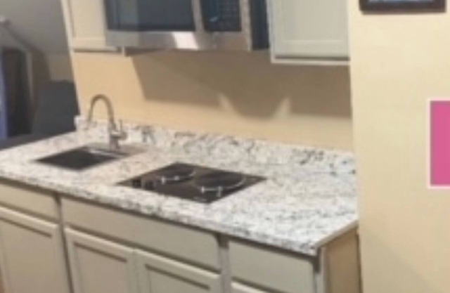 Cozy 2-bedroom apt with WiFi, AC, and cable in Springfield, MA, near all college