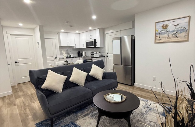 Cozy 2-bedroom Basement in South-East Calgary with WiFi