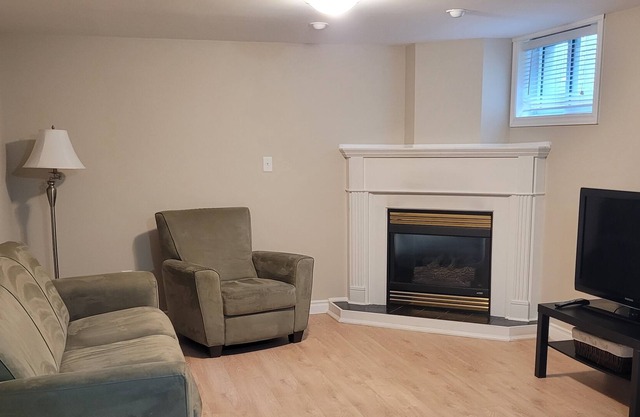 Cozy 2 bedroom basement suit, min to beach and downtown