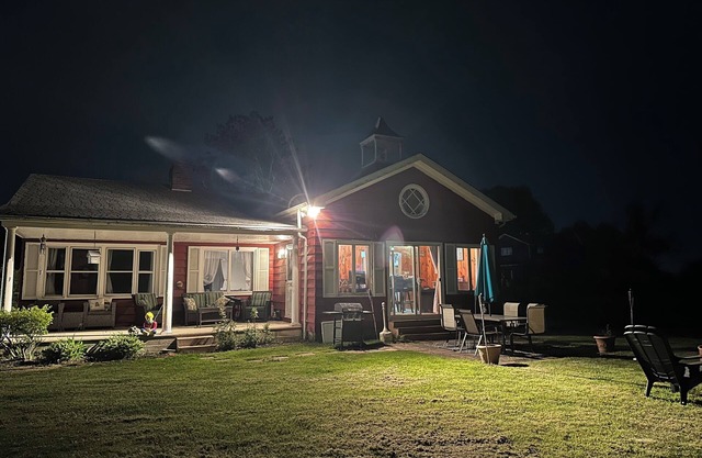 Cozy 2-bedroom bungalow on Lake St Clair with plenty of room to dock your boat!