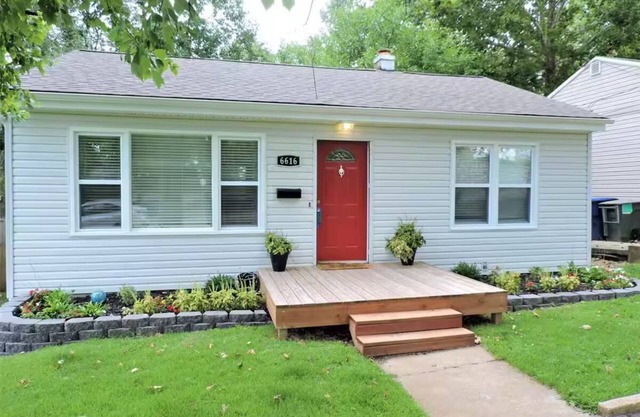 Cozy 2-bedroom bungalow in enjoyable St. Louis with WiFi, AC