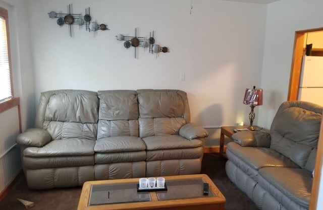Cozy 2-bedroom bungalow, 10 minutes from beach, pet friendly
