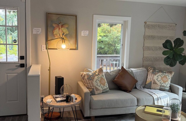Cozy 2-bedroom bungalow house in nice Tukwila close to airport