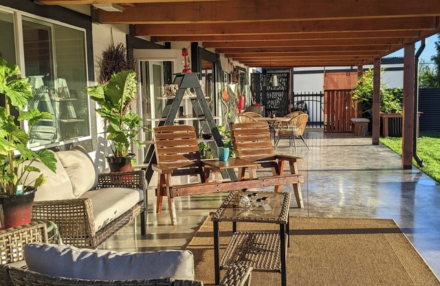 Cozy 2-bedroom, coastal inspired, suite with AC in beautiful Campbell River
