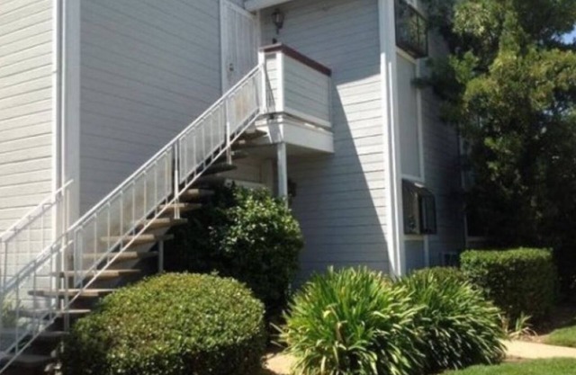 Cozy 2-bedroom condo in pleasant Citrus Heights w/WiFi, AC, Washer/Dryer & Pool