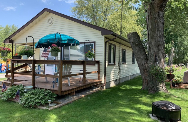 Gemütliches Cottage mit 2 Schlafzimmern auf Harsens Island mit Dock und Zugang zum Wasser