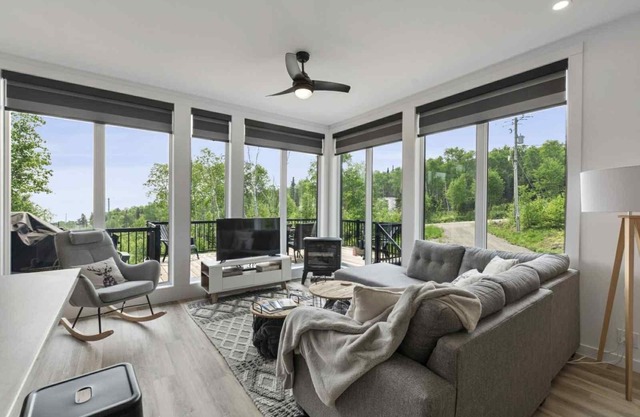 Cozy 2-bedroom chalet in enchanting Baie-Saint-Paul with WiFi, AC