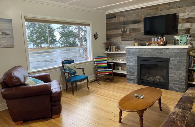 Cozy 2-bedroom house across from beautiful Oyster Bay, south of Campbell River