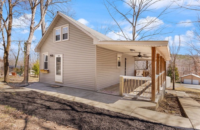 Cozy 2-bedroom cabin on Nolin Lake with WiFi, AC