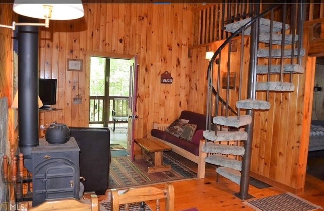 Cozy 2-bedroom cabin in awesome Blairsville with ac and wifi.