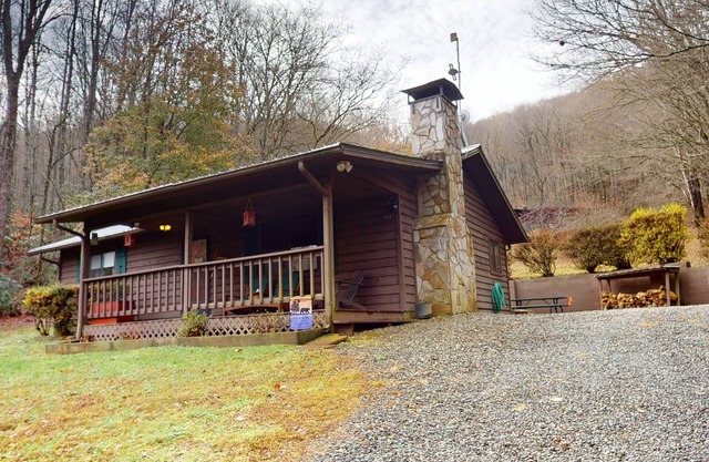 Cozy 2-bedroom cabin w/ hot tub, bike storage/workshop in beautiful Bryson City!