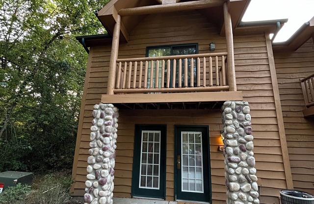 Cozy 2-bedroom cabin steps away from starved rock state park