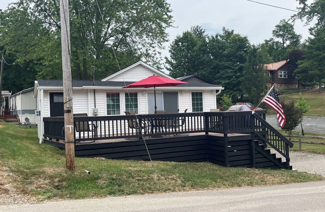 Cozy 2-bedroom cabin at Seneca Lake, Ohio with AC, WiFi
