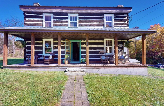 Cozy 2-bedroom cabin built in 1855 with WiFi
