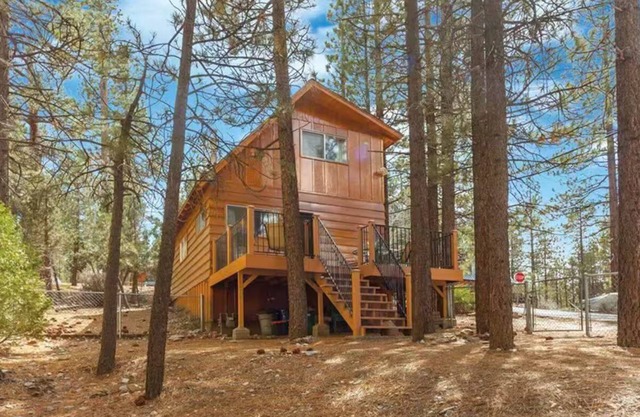 Cozy 2-bedroom cabin in brilliant Big Bear with WiFi