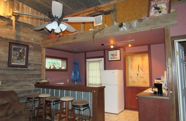 Cozy 2-bedroom cabin in front of the lake!!!